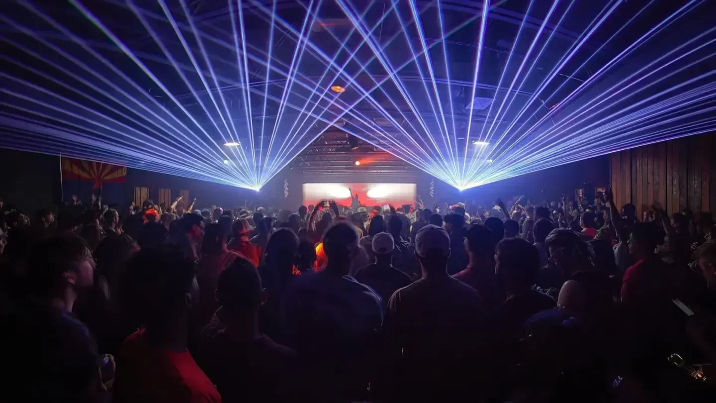 Laser lights and crowd at Sunbar Tempe nightclub in Scottsdale, creating a party atmosphere.