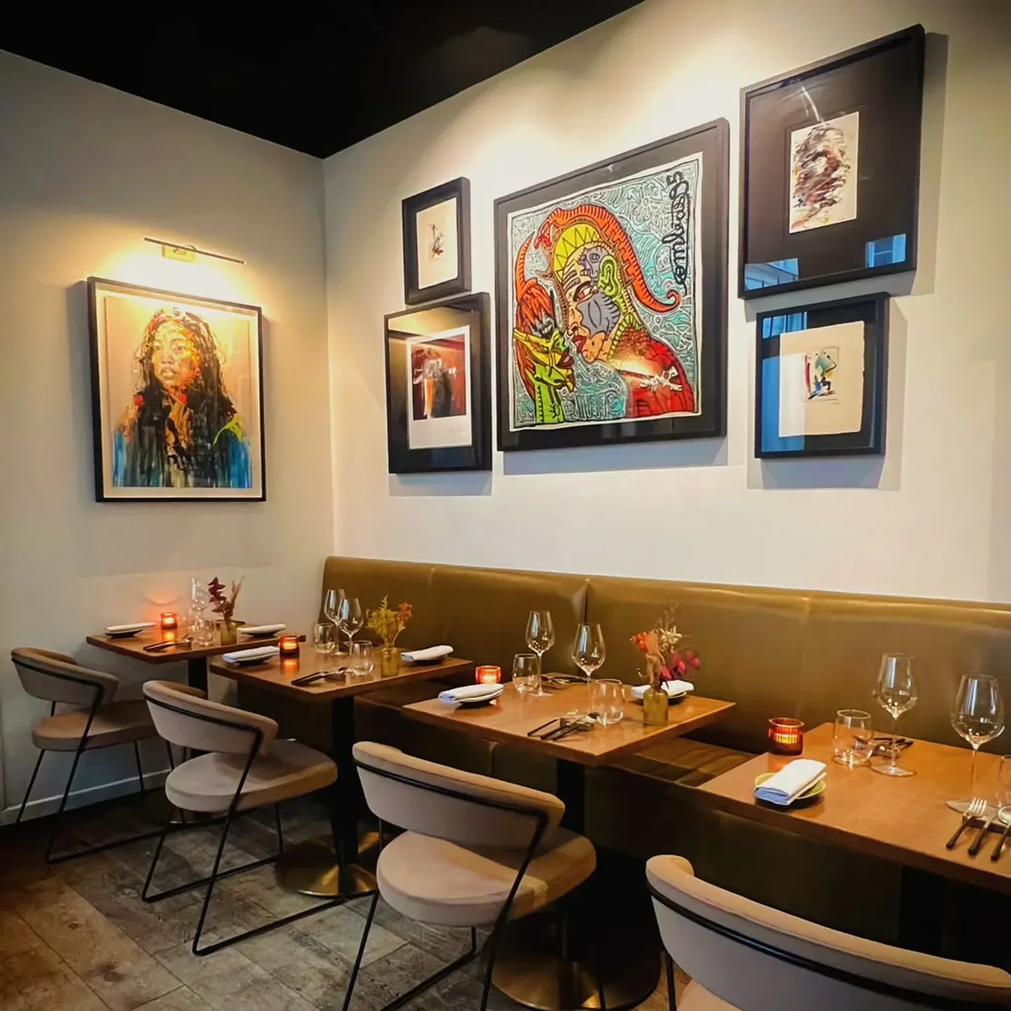 Elegant dining area with art at Tomy & Co restaurant in Paris.