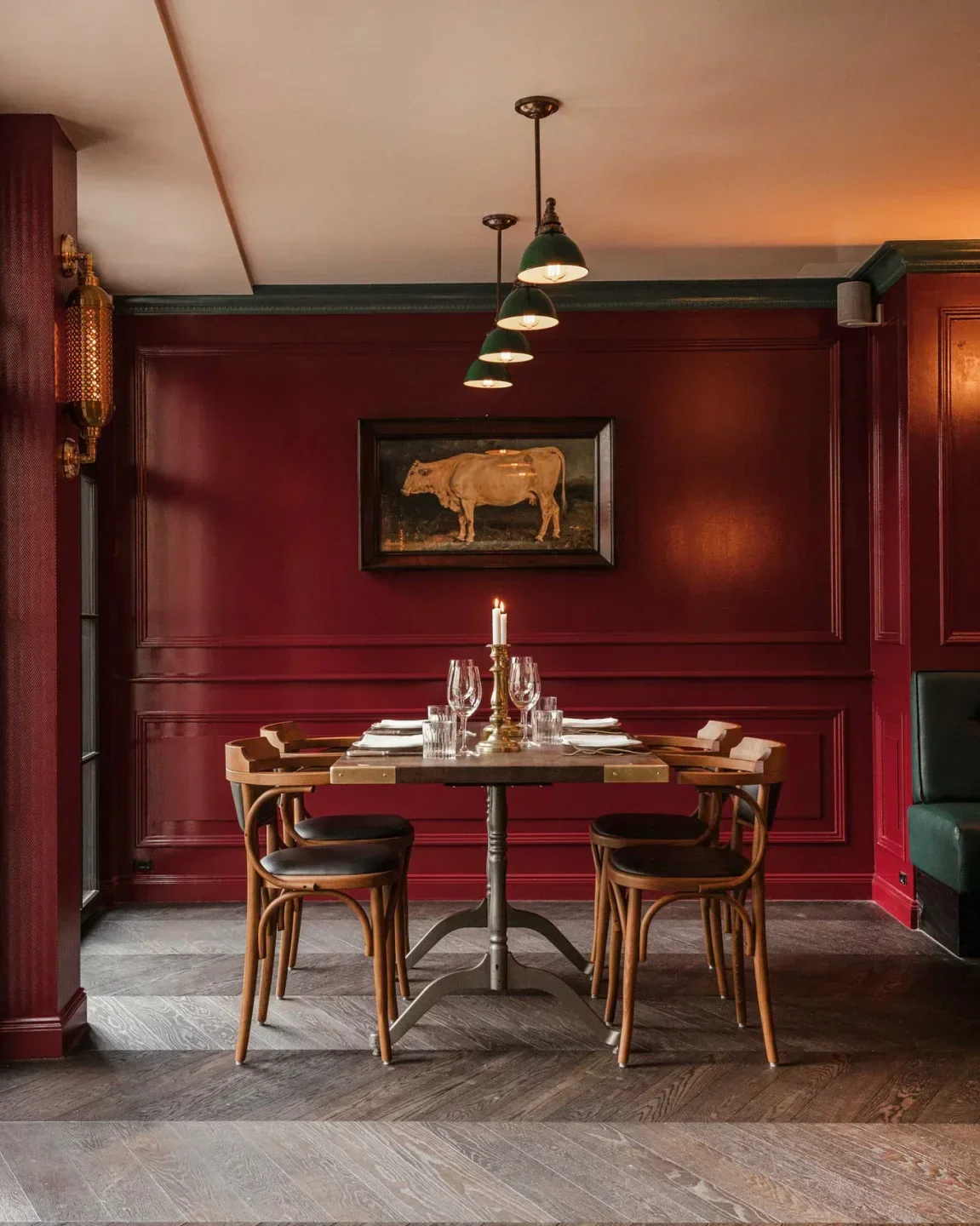 Cozy dining area at Williams ButchersTable in Zurich, featuring elegant table setting and decor.