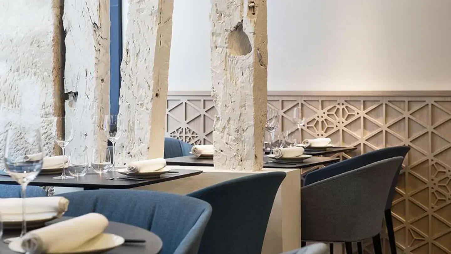 Interior of Yoshinori restaurant in Paris, featuring stylish seating and unique architectural details.